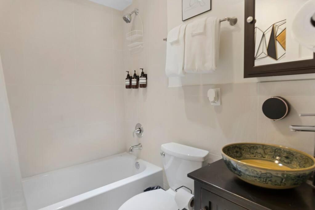 Upscale 2Br Apartment With Patio Washington Exterior photo